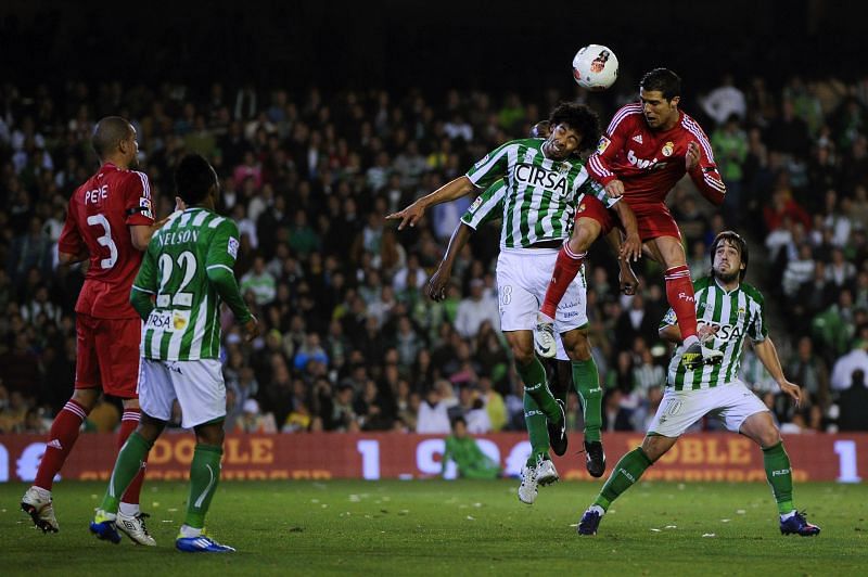 Ronaldo's incredible vertical leap makes him a phenomenal target man